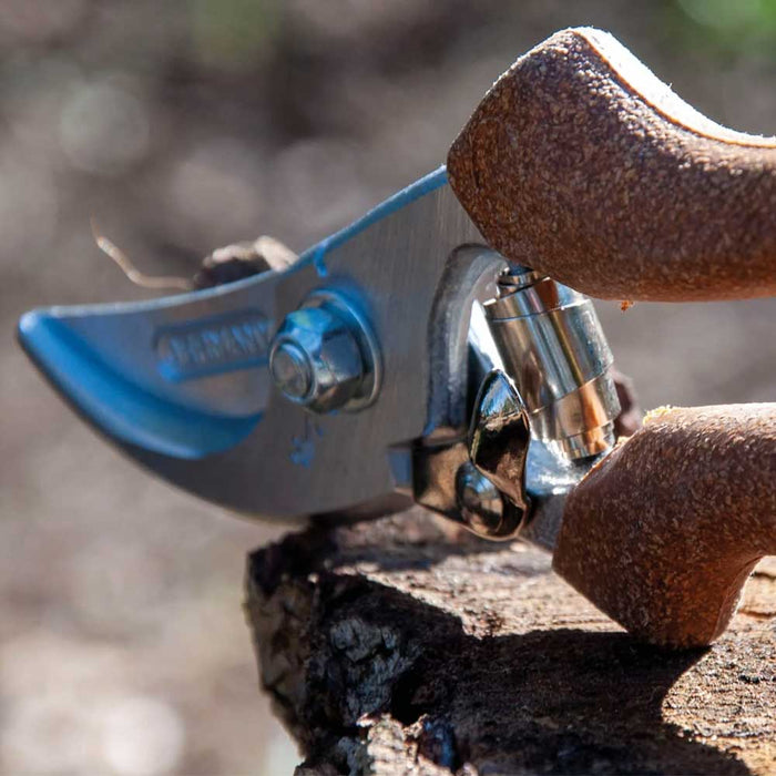 Now available in Australia through Cannings: Berger German-made hand shears with cork handles and a straight chrome-plated blade. Durable, ergonomic, and built for all-day pruning. 3